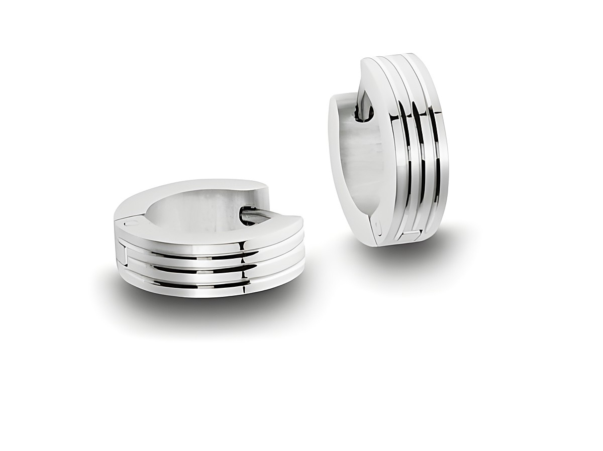 Edelstahl Creolen im Streifen Muster, silberfarben, Durchmesser 1,3 cm und 4 mm breit, hergestellt von Juwelier Harnisch, zeitloses und elegantes Schmuckstück.