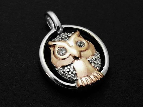 Eule in Silber und rosé als Anhänger, symbolisch, verziert mit weißen Zirkonia, hergestellt von Juwelier Harnisch, ideal für Tierliebhaber.