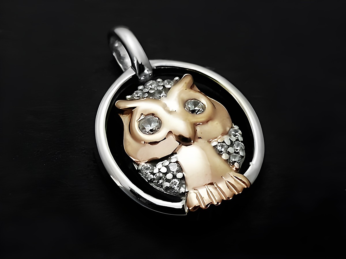 Eule in Silber und rosé als Anhänger, symbolisch, verziert mit weißen Zirkonia, hergestellt von Juwelier Harnisch, ideal für Tierliebhaber.