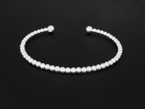 Silber Armreifen mit einer Länge von 14 cm, verziert mit Kugeln, hergestellt von Juwelier Harnisch. Stilvolles Design passend für verschiedene Anlässe.