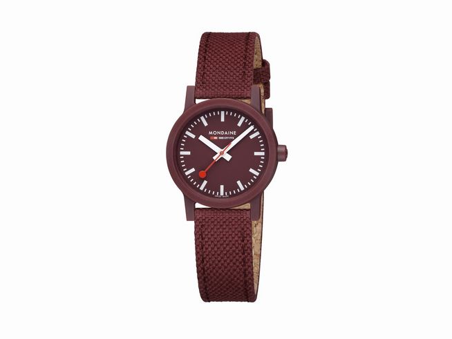 Mondaine Essence MS1.32130.LC Armbanduhr mit 32 mm Gehäuse, burgunderfarbenem Ziffernblatt und rotem Sekundenzeiger, ergänzend mit einem robusten Textilarmband in ähnlicher Farbgestaltung.