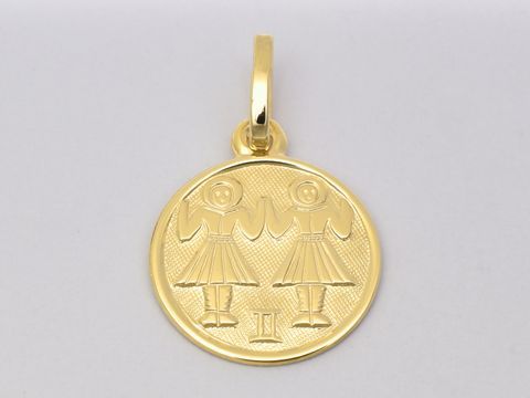 Zwei stilisierte Figuren auf einem polierten Goldanhänger mit dem Sternzeichen Zwillinge, hergestellt von Juwelier Harnisch, Durchmesser 14 mm, Gold 585.