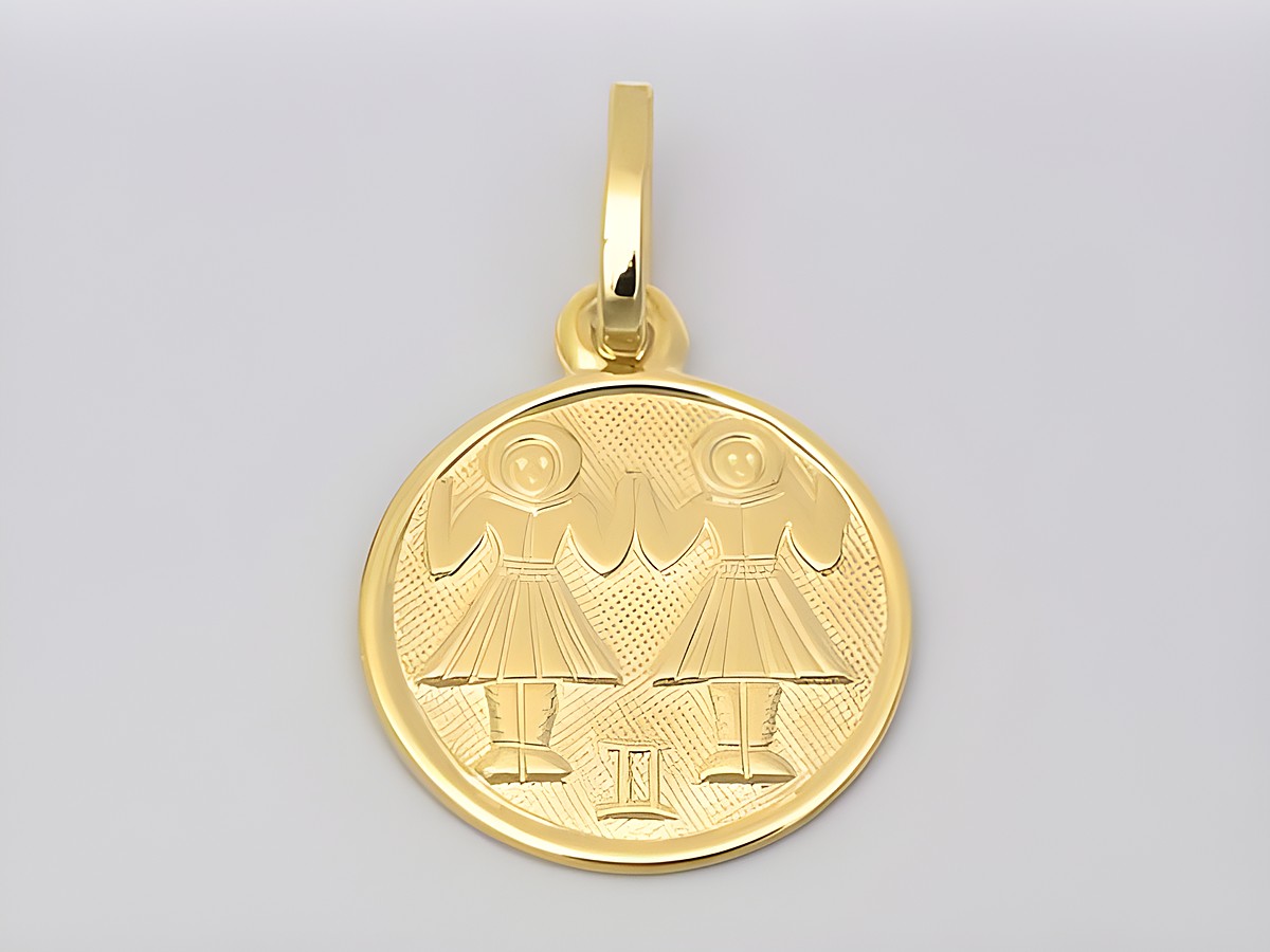 Zwei stilisierte Figuren auf einem polierten Goldanhänger mit dem Sternzeichen Zwillinge, hergestellt von Juwelier Harnisch, Durchmesser 14 mm, Gold 585.