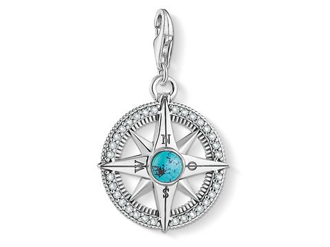 Charm-Anhänger von Thomas Sabo in Vintage Ethno-Design mit einem Kompass-Motiv und einem türkisfarbenen Stein in der Mitte, ideal für stilvolle Akzente.