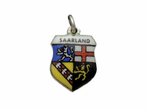 Silber Anhänger des Saarland Länderwappens, mit bunten, detaillierten Wappenmotiven auf einem Schild, gefertigt von Juwelier Harnisch, ideal als Schmuckstück für Heimatliebhaber.