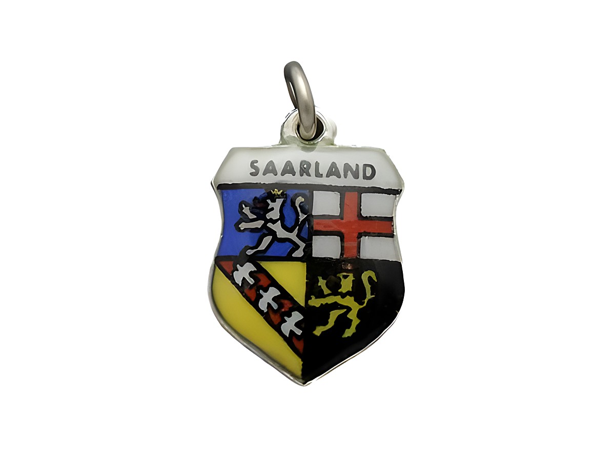 Silber Anhänger des Saarland Länderwappens, mit bunten, detaillierten Wappenmotiven auf einem Schild, gefertigt von Juwelier Harnisch, ideal als Schmuckstück für Heimatliebhaber.