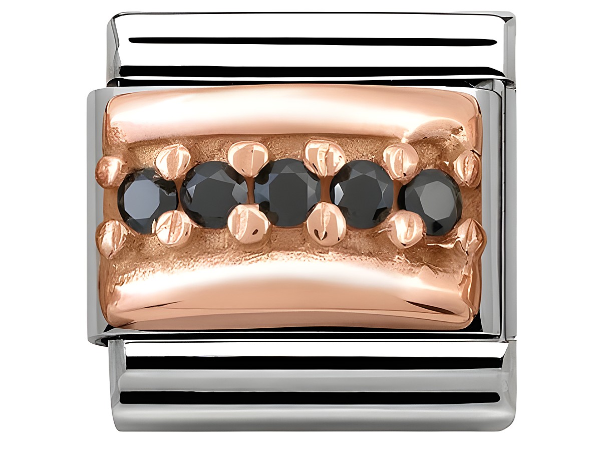 Classic Roségold 430304 10 schwarz von Nomination zeigt ein elegantes Schmuckelement mit glänzendem Roségold und schwarzen Steinen, das in einem modernen Design gestaltet ist.