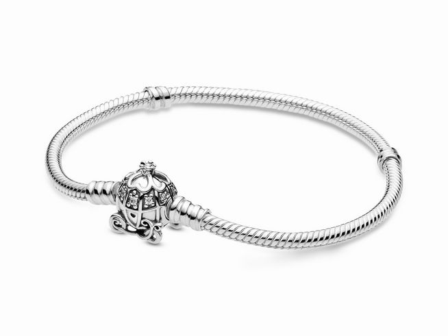 Silbernes Armband von Pandora mit einer funkelnden Kürbiskutsche als Charm, aus Zirkonia gefertigt, ideal für Disney-Fans, stilvolles Design und perfekter Sitz mit 21 cm Umfang.