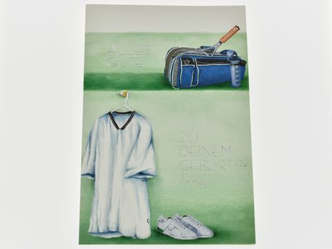 Auf der Geburtstagskarte sind ein Tennisschläger, eine blaue Tennistasche, ein weißes Tennisoutfit und passende Schuhe abgebildet. Darunter steht der Text zu deinem Geburtstag.