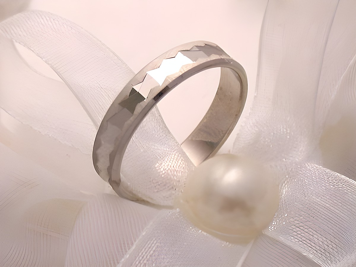 Trauring Ehering in Weißgold 333, Größe 63,5/20,2, von Juwelier Harnisch, bis Größe 64/20,4, glänzender, eleganter Ring mit facettiertem Design auf satiniertem Grund.