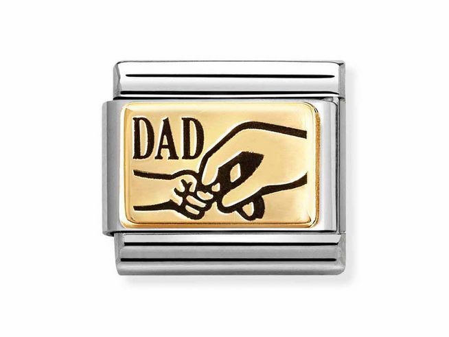 Edelstahlschnalle mit goldenem Emblem, darauf eine stilisierte Hand, die einen kleinen Finger hält, und der Schriftzug Dad. Ideal als modisches Accessoire für Väter.