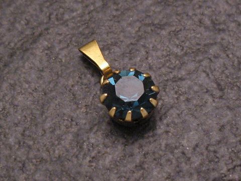 Blauer Strass Anhänger im sexy City Look, rund, mit goldenem Anhänger, Hersteller Juwelier Harnisch, ideal für elegante Outfits, weitere Formen erhältlich.