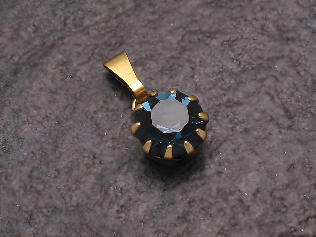 Blauer Strass Anhänger im sexy City Look, rund, mit goldenem Anhänger, Hersteller Juwelier Harnisch, ideal für elegante Outfits, weitere Formen erhältlich.