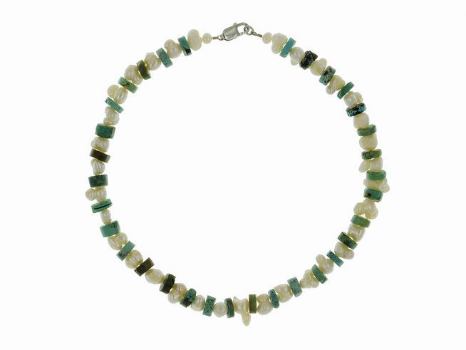 Steinkette mit Süßwasser-Zuchtperlen und Türkis in den Größen 6,5-10,5 mm, kombiniert in einer Länge von 43 cm, silberne Verschlussdetails, Hersteller Juwelier Harnisch.