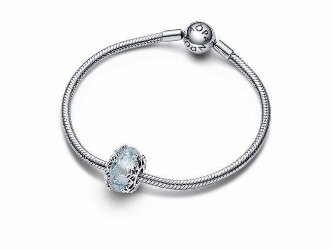 Pandora Charm 792377C00 aus Sterling Silber mit einem blauen Glasstein, elegant und festlich gestaltet, ideal als Geschenk für Weihnachten am 24.12.