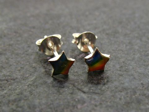 Ohrringe in Sternform aus Sterling Silber mit bunten Akzenten, idealer Kinderschmuck vom Hersteller Juwelier Harnisch, für modische kleine Träumerinnen geeignet.