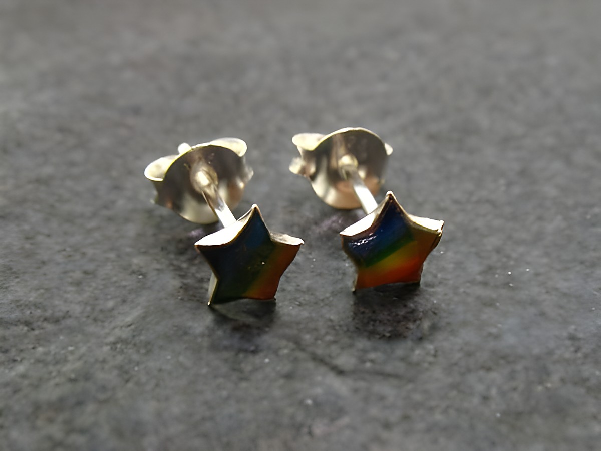 Ohrringe in Sternform aus Sterling Silber mit bunten Akzenten, idealer Kinderschmuck vom Hersteller Juwelier Harnisch, für modische kleine Träumerinnen geeignet.