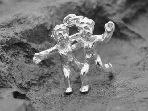 Silber Anhänger - Sternzeichen Zwillinge - vollplastisch, Hersteller: Juwelier Harnisch, zeigt zwei spielende Zwillingsfiguren aus Silber, detailliert gearbeitet und glänzend.
