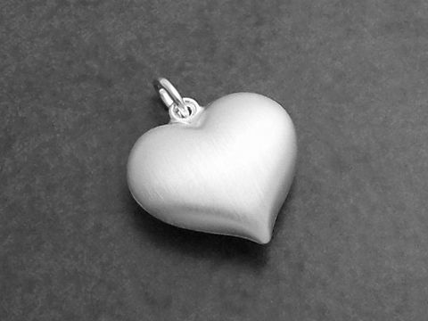 Herz Anhänger mattiert und poliert aus Sterling Silber mit einem Durchmesser von 15 mm, gefertigt von Juwelier Harnisch, plastisch gestaltet.