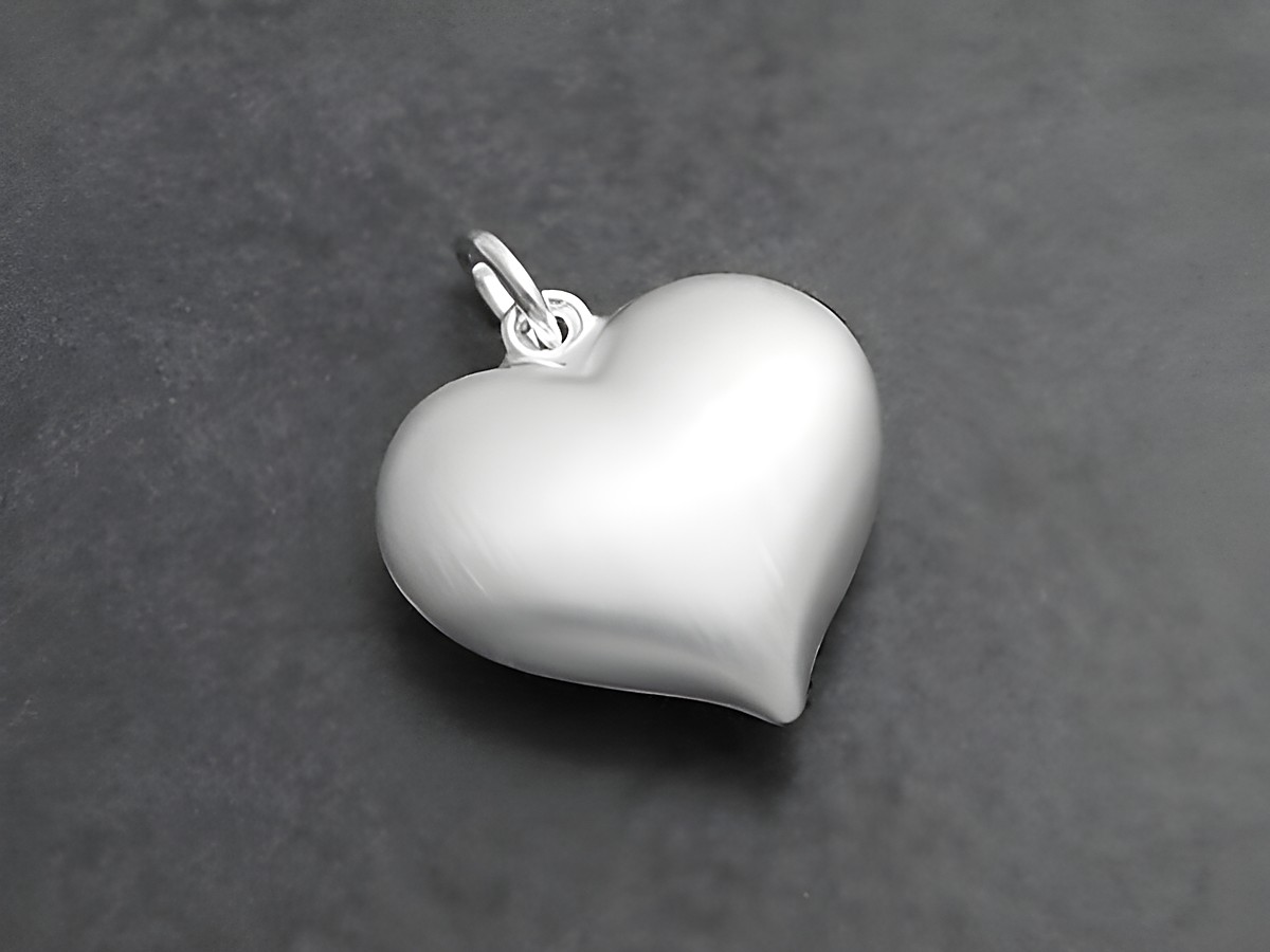 Herz Anhänger mattiert und poliert aus Sterling Silber mit einem Durchmesser von 15 mm, gefertigt von Juwelier Harnisch, plastisch gestaltet.
