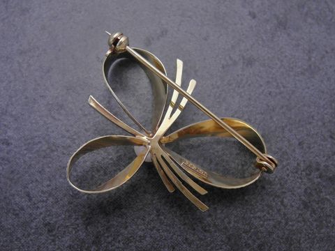 Exquisite Gold Brosche aus Gold 585 in Form eines Schmetterlings mit filigranen Details. Zuchtperle als Akzent. Hersteller Juwelier Harnisch, ideal als Anstecknadel.