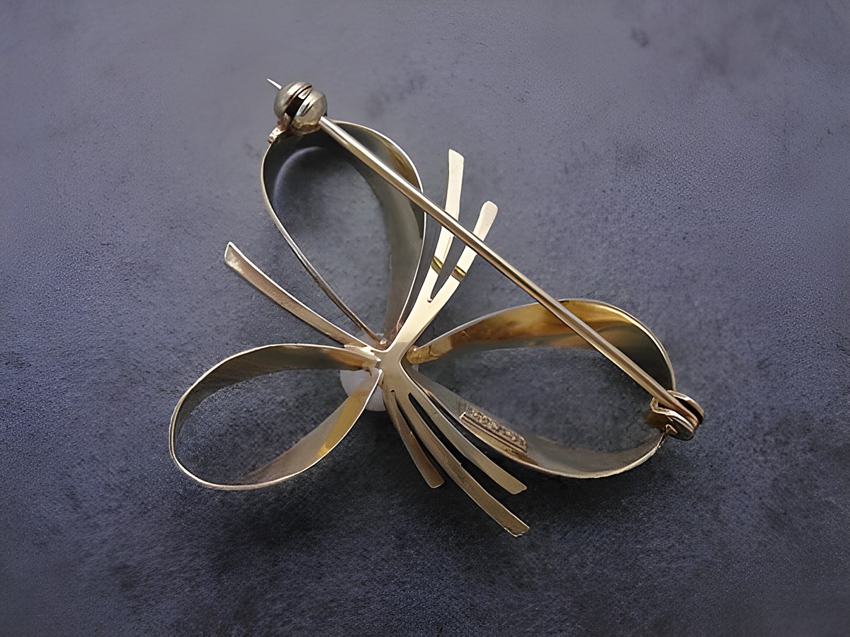 Exquisite Gold Brosche aus Gold 585 in Form eines Schmetterlings mit filigranen Details. Zuchtperle als Akzent. Hersteller Juwelier Harnisch, ideal als Anstecknadel. – Ansicht 2