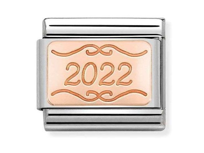 Nomination Classic 430101 52 Platte aus Edelstahl in Roségold mit der eingravierten Jahreszahl 2022 und dekorativen ornamenalen Elementen, erhältlich beim Hersteller Nomination.