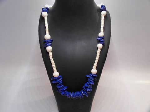 Holzkette im Scheibendesign mit naturbraunen und dunkelblauen Elementen, 140 mm lang, 70 cm Umfang, hergestellt von Juwelier Harnisch, idealer Holzschmuck für verschiedene Anlässe.