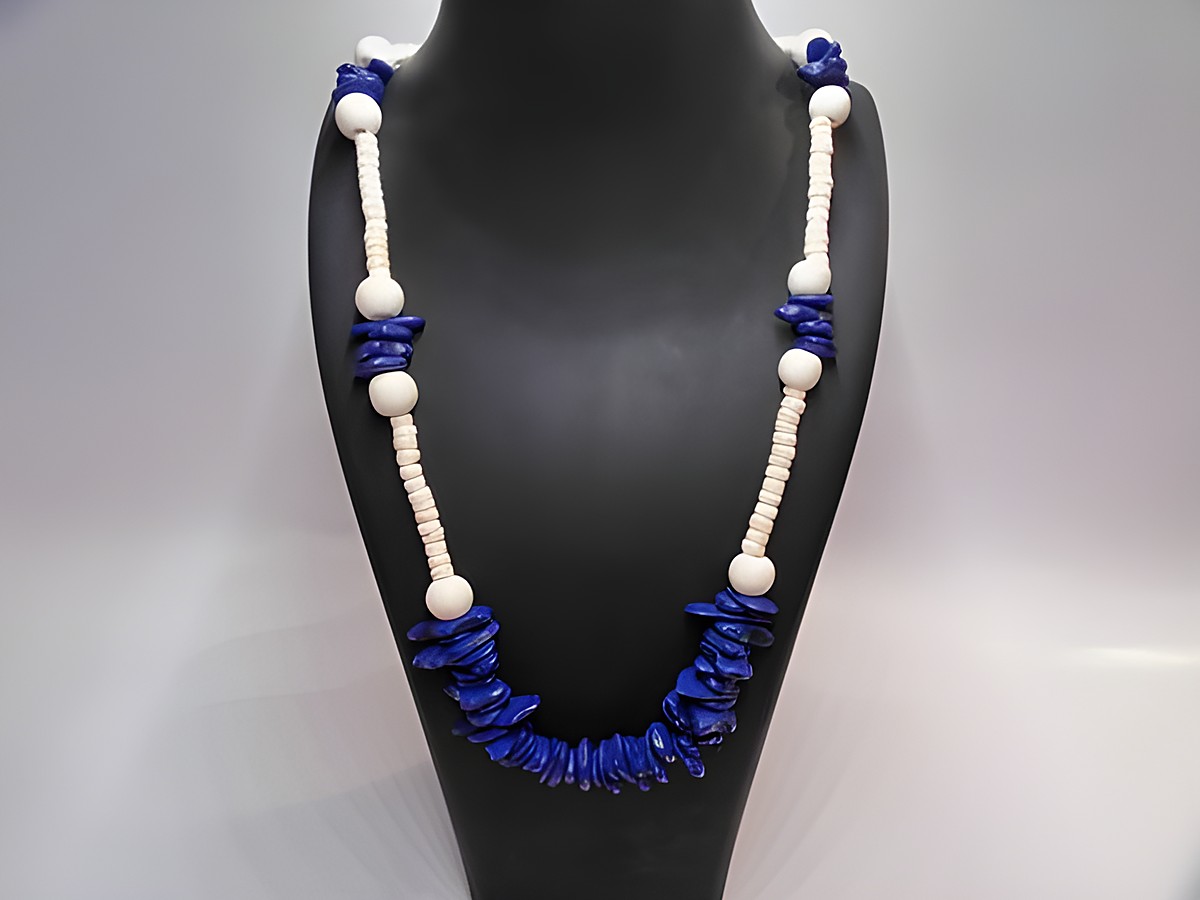 Holzkette im Scheibendesign mit naturbraunen und dunkelblauen Elementen, 140 mm lang, 70 cm Umfang, hergestellt von Juwelier Harnisch, idealer Holzschmuck für verschiedene Anlässe.