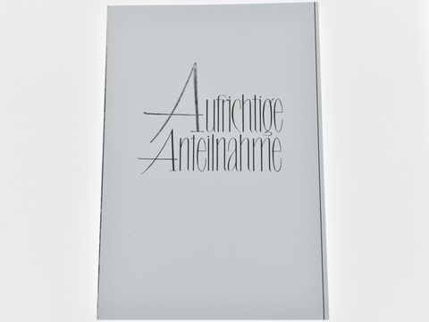 Weiße Trauerkarte mit der aufgedruckten Schrift "Aufrichtige Anteilnahme" in elegantem Design, hergestellt von Juwelier Harnisch. Ideal für Beileidsbekundungen.