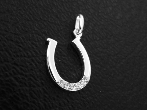 Silber Anhänger in Hufeisenform, poliert und mit Zirkonia verziert, ideal als Glücksbringer, Hersteller Juwelier Harnisch.