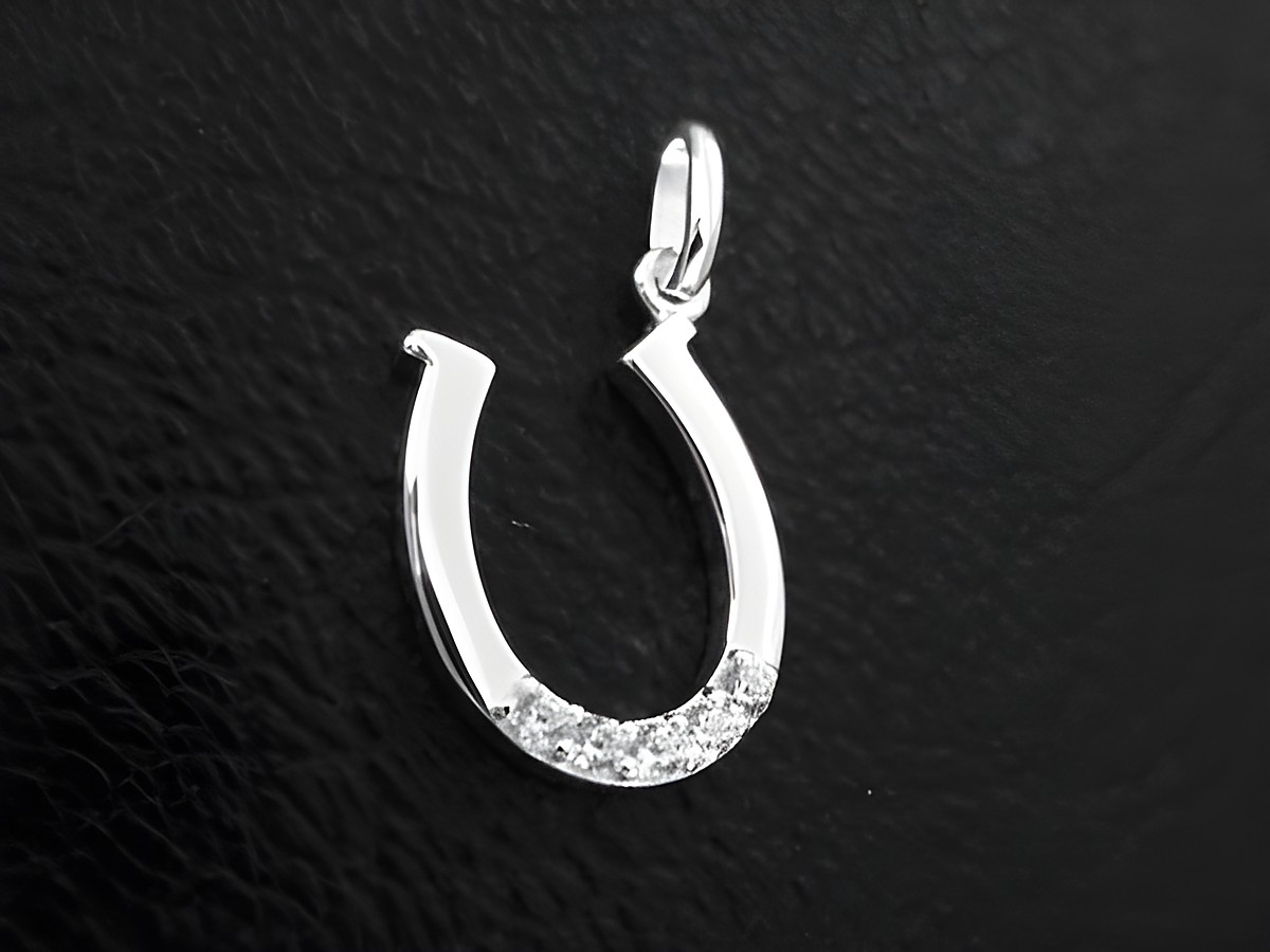 Silber Anhänger in Hufeisenform, poliert und mit Zirkonia verziert, ideal als Glücksbringer, Hersteller Juwelier Harnisch.