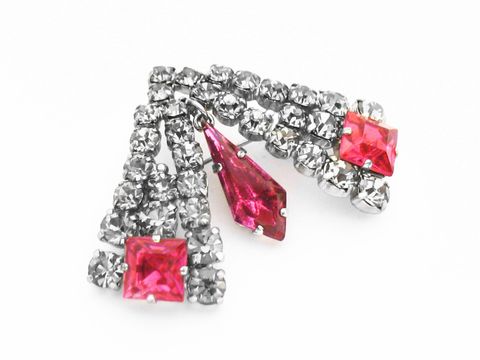 Strass Brosche in eckiger Form mit rosa und weißen Steinen, gefasst in neuem Zustand, hergestellt von Juwelier Harnisch, elegantes Design mit Glanz und Farbkontrast.