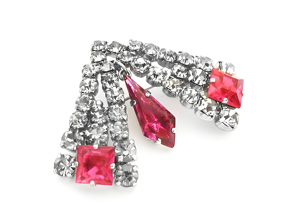 Strass Brosche in eckiger Form mit rosa und weißen Steinen, gefasst in neuem Zustand, hergestellt von Juwelier Harnisch, elegantes Design mit Glanz und Farbkontrast.
