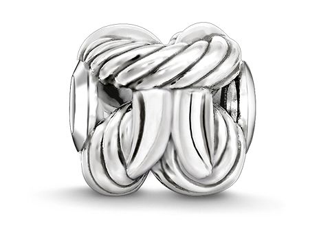 Ein silberner Karma Bead von Thomas Sabo mit Knoten-Design, geschwärzt und ohne Stein, präsentiert ein elegantes, geflochtenes Muster. Ideal für individuelle Schmuckstücke.