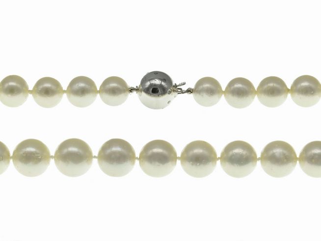 Perlenkette aus Südseeperlen 10,5-12 mm in Weiß, klassisch gestaltet, mit einem silbernen Verschluss, Länge 45 cm, ideal für elegante Anlässe.