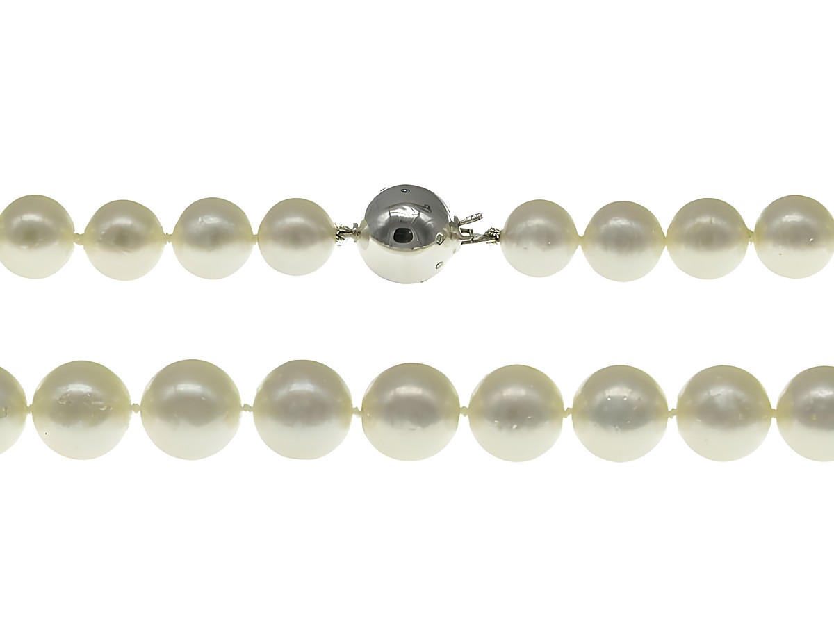 Perlenkette aus Südseeperlen 10,5-12 mm in Weiß, klassisch gestaltet, mit einem silbernen Verschluss, Länge 45 cm, ideal für elegante Anlässe.