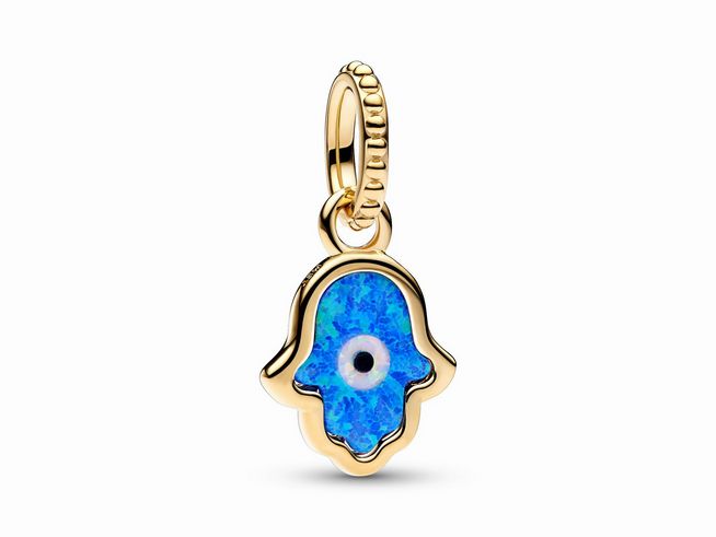 Schillernder blauer Hand der Fatima Charm-Anhänger von Pandora in Gelbgold Vergoldung mit einem auffälligen Auge in der Mitte, ideal für persönlichen Schmuck und als bedeutungsvolles Geschenk.