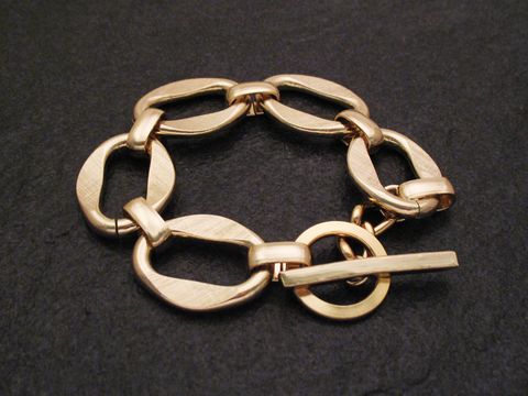 Goldfarbenes Armband von Juwelier Harnisch mit modernem, sexy Look, bestehend aus großen ovalen Gliedern und einem auffälligen Schließen. Perfect für stilvolle Anlässe.
