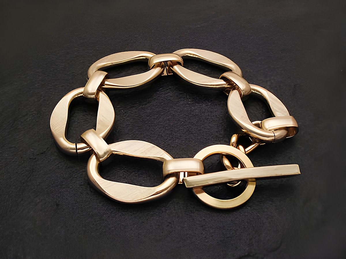 Goldfarbenes Armband von Juwelier Harnisch mit modernem, sexy Look, bestehend aus großen ovalen Gliedern und einem auffälligen Schließen. Perfect für stilvolle Anlässe.