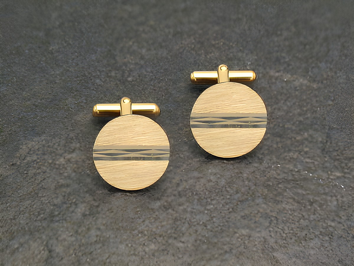 Vergoldete Manschettenknöpfe klein und dezent mit modernem Design, Hersteller Juwelier Harnisch, goldfarben, runde Form mit feinen Linien auf der Oberfläche.