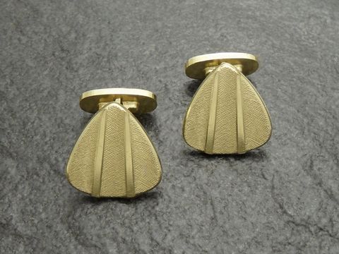 Manschettenknöpfe Muschel in goldfarbenem Design, Hersteller Juwelier Harnisch, elegant mit strukturierten Oberflächen, ideal für besondere Anlässe.
