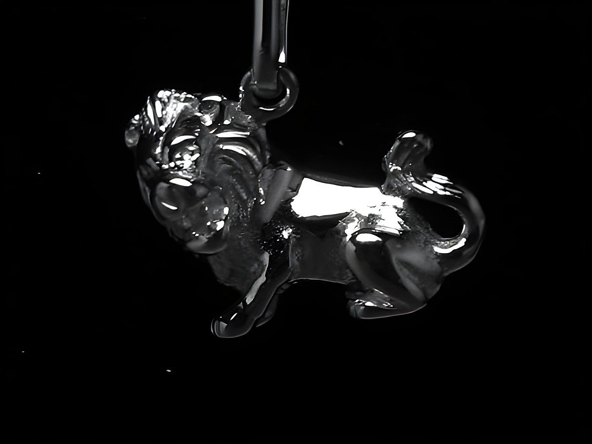 Löwe aus poliertem Sterling Silber 925, der als Anhänger gestaltet ist. Hergestellt von Juwelier Harnisch, ideal für Löwe-Geborene.