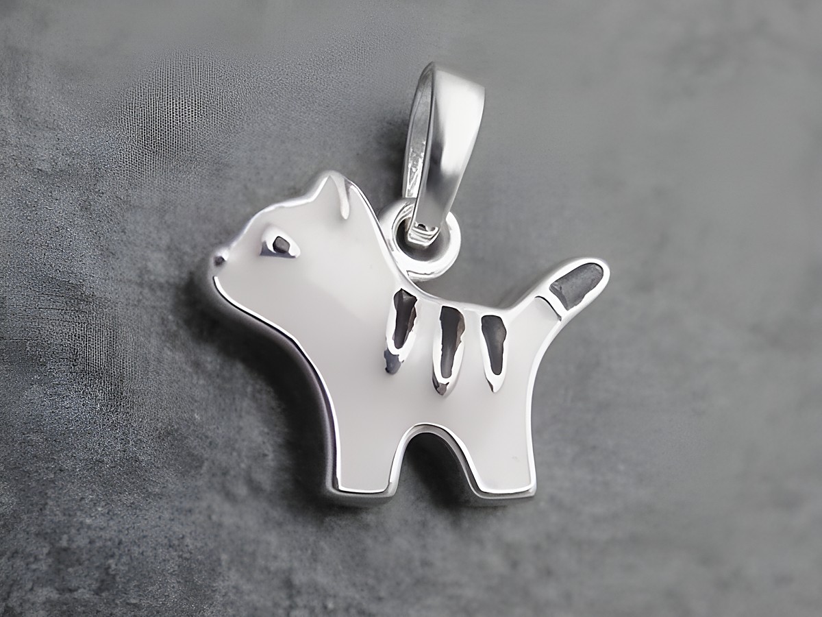 Kätzchen-Anhänger aus Sterling Silber in weiß und schwarz, glänzende Oberfläche, hergestellt von Juwelier Harnisch, ideal für Tierliebhaber und Schmuckliebhaber.
