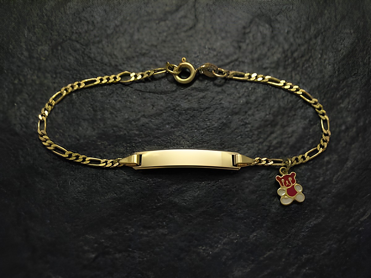 Gold Gravur Armband mit einem Teddy-Anhänger, bis 16 cm, von Juwelier Harnisch, eignet sich ideal für persönliche Gravuren und als individuelles Schmuckstück.