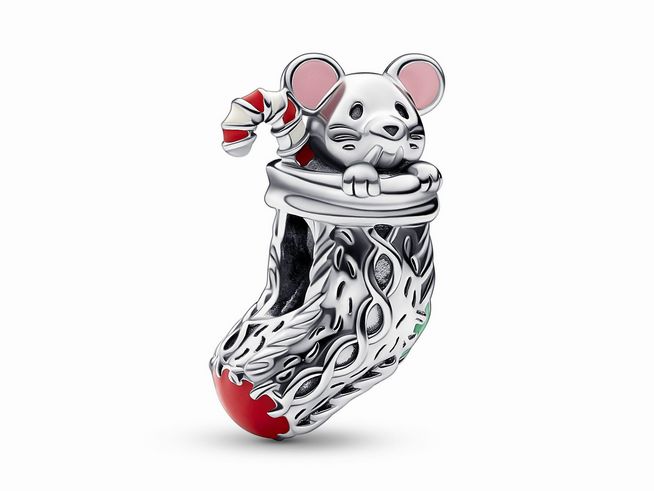 Pandora Maus in Socke aus Sterling Silber mit buntem Emaille-Finish, die Maus sitzt fröhlich in einer detailreichen, ornamentierten Socke mit einem zarten Zuckerstangen-Detail.