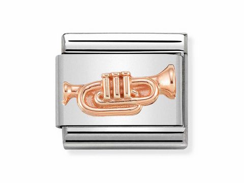 Trompete im Reliefdesign aus Edelstahl und Roségold von Nomination, stilvolles klassisches Symbol für Musikliebhaber, in edler Optik präsentiert.