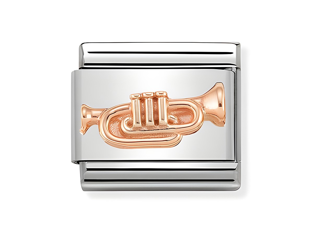Trompete im Reliefdesign aus Edelstahl und Roségold von Nomination, stilvolles klassisches Symbol für Musikliebhaber, in edler Optik präsentiert.