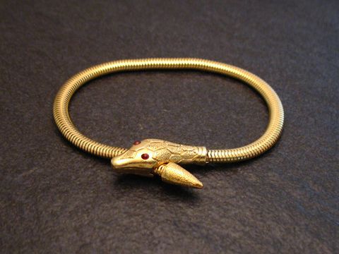 61245-0 Schlangen Y Armband gut vergoldet mit einer Länge von 17 cm in der Farbe Rot, hergestellt von Juwelier Harnisch, zeigt eine elegante Schlangenform mit roten Akzenten.