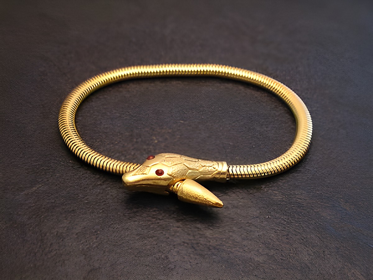 Schlangen Y Armband gut vergoldet mit einer Länge von 17 cm in der Farbe Rot, hergestellt von Juwelier Harnisch, zeigt eine elegante Schlangenform mit roten Akzenten.